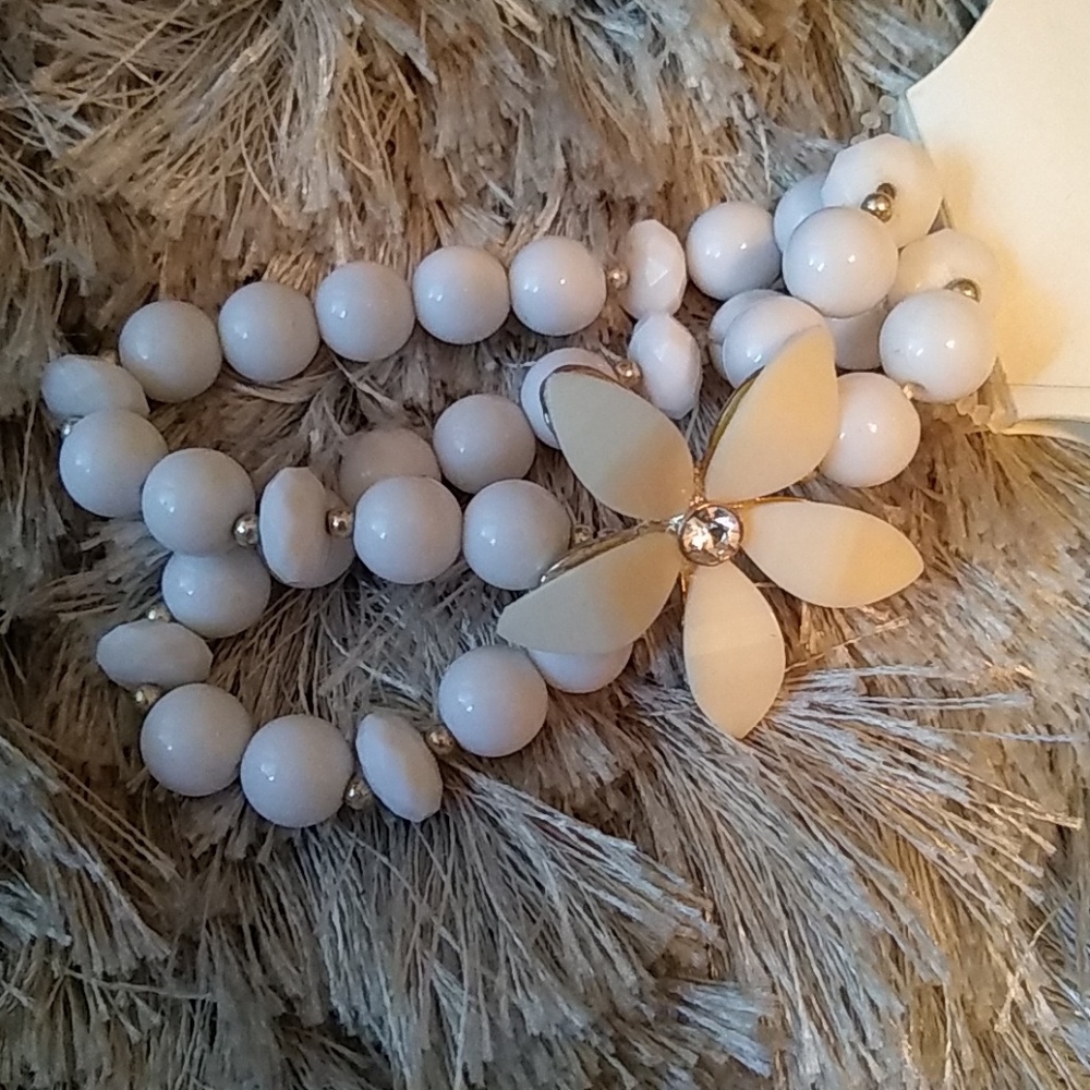 Cute White Beaded Bracelet with Flower Detail
